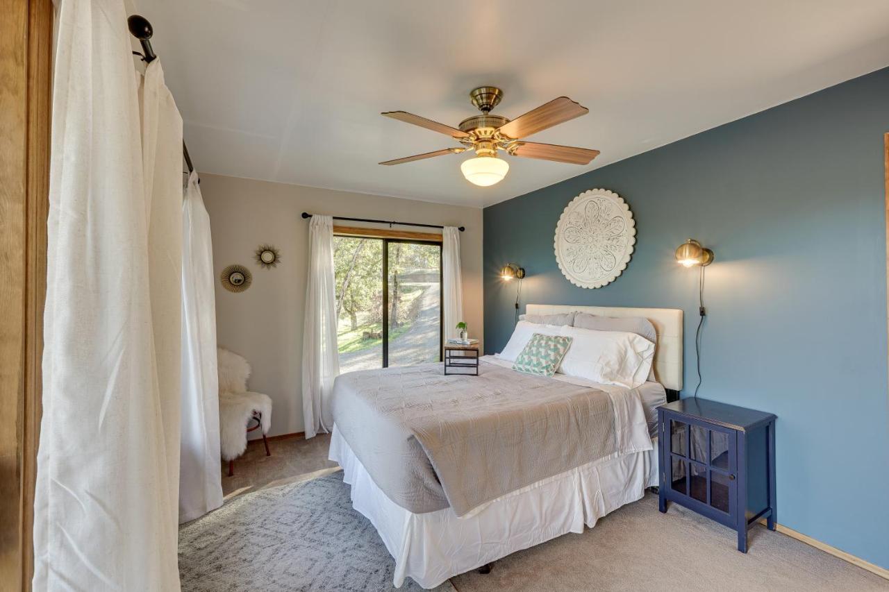 Cozy Central Point Bungalow On Working Winery! 외부 사진