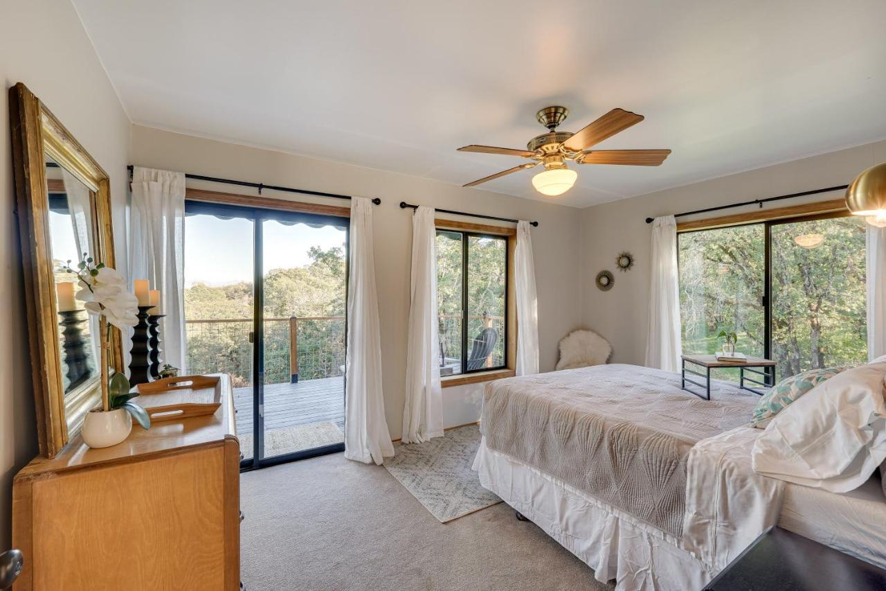 Cozy Central Point Bungalow On Working Winery! 외부 사진