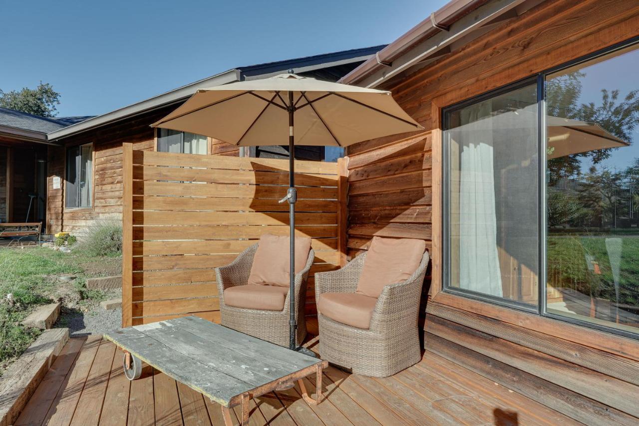 Cozy Central Point Bungalow On Working Winery! 외부 사진